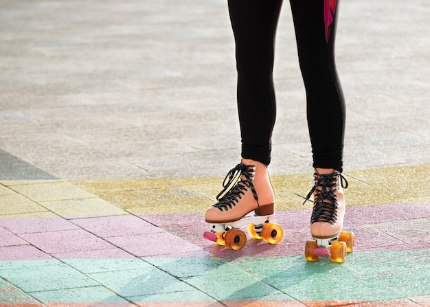 Бесплатное фото Женщина катается на роликовых коньках на открытом воздухе