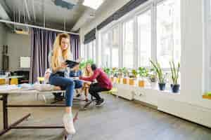 Free photo woman in room with students reading