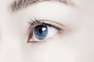 Женский глаз с умными контактными линзами