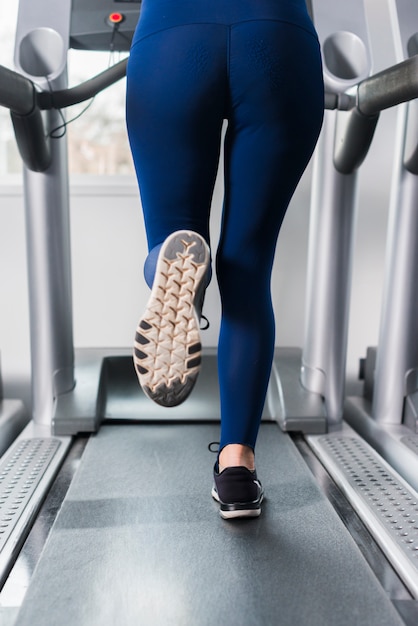 Foto gratuita donna che funziona in palestra