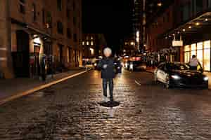 Foto gratuita donna che corre di notte per le strade della città