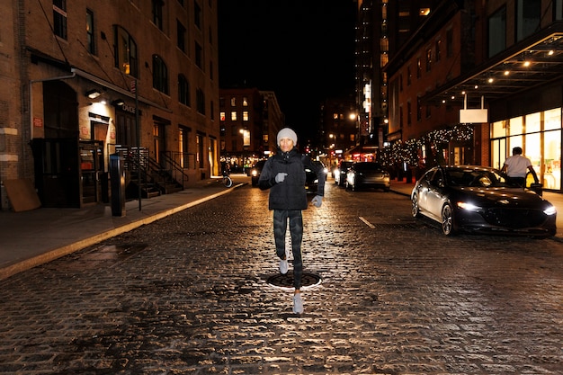 街の通りで夜走っている女性