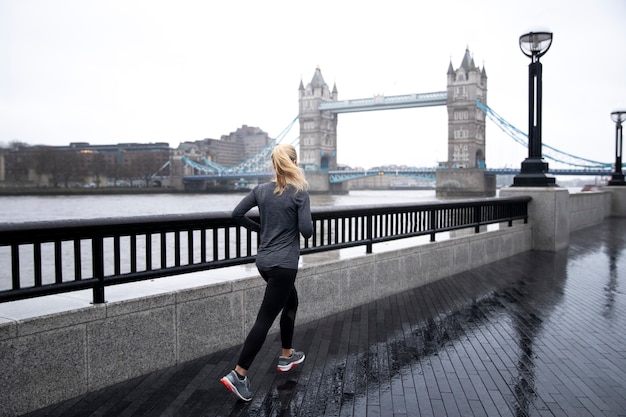 Donna che corre fuori mentre piove