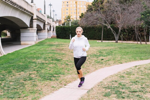 Foto gratuita donna che corre nel parco