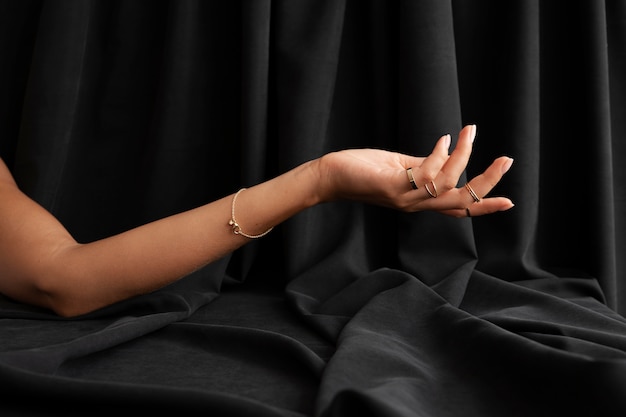 Бесплатное фото Женская рука с украшениями