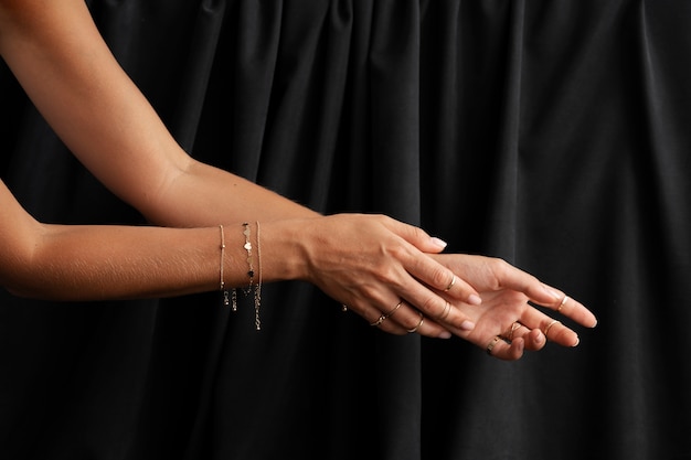 Foto gratuita braccia della donna che indossano bellissimi gioielli vista laterale