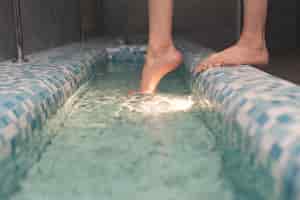 Free photo woman's feet on the edge of bathtub
