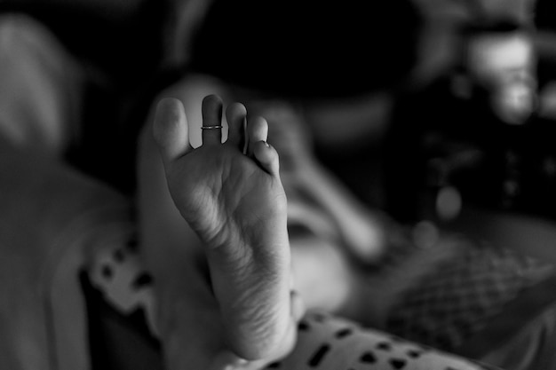 Женская нога черно-белое фото