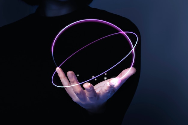 Женская рука представляет цифровой ремикс футуристических технологий