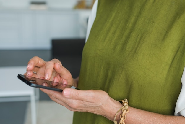 Foto gratuita schermo dello smartphone commovente della mano della donna