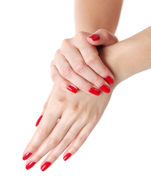 Женские руки с красным маникюром