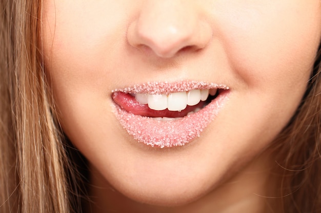 Женские губы покрыты сахаром