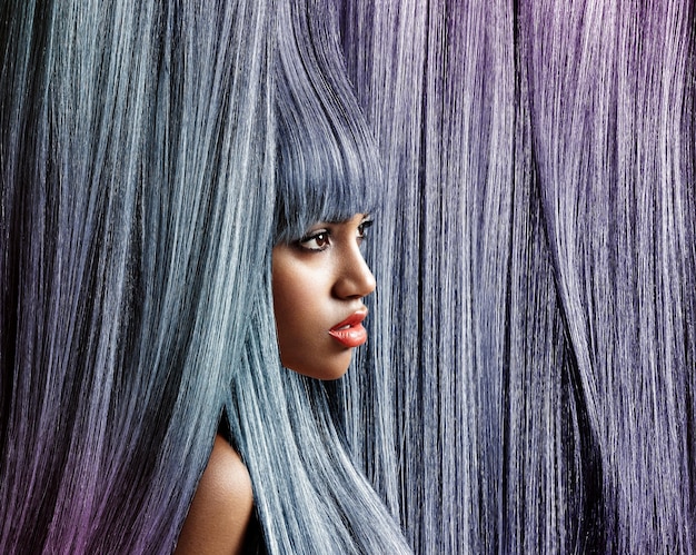 Foto gratuita profilo di donna su sfondo di capelli di colore alla moda