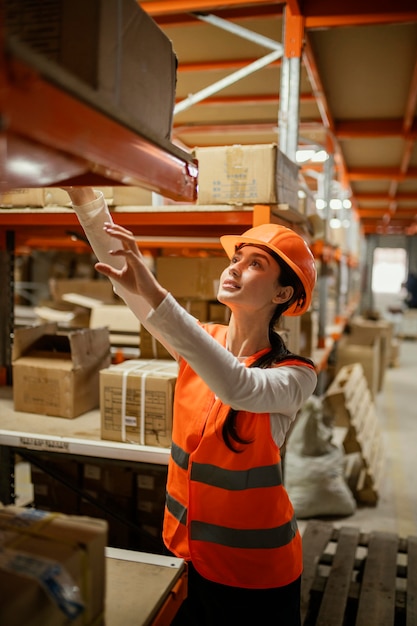 Foto gratuita donna in attrezzatura di sicurezza sul lavoro