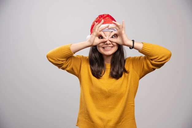 彼女の生徒を示すサンタの帽子の女性。