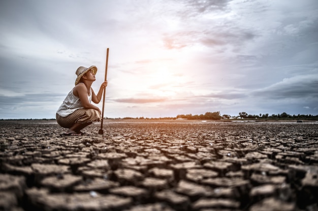 The woman sat his hand and caught a Siem on dry soil and looked at the sky.