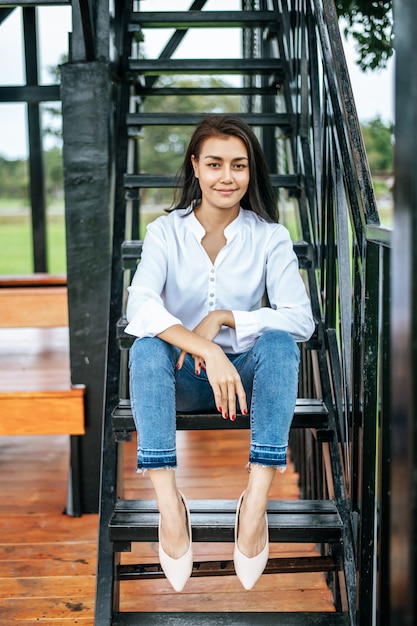 woman sat on the stairs and looked to the front