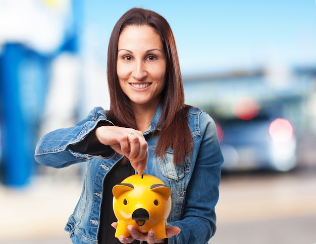 Foto gratuita donna risparmio con la banca piggy