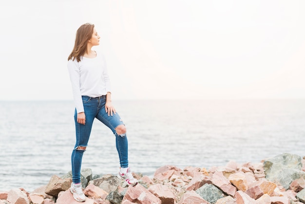 Foto gratuita donna al mare