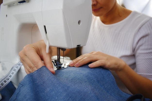 女性​の​針子​家庭​で​の​織物​の​製造​工芸品​の​女性