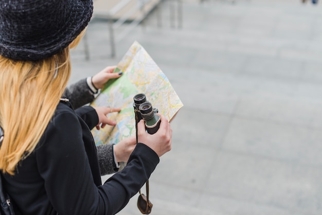 Free photo woman searching route