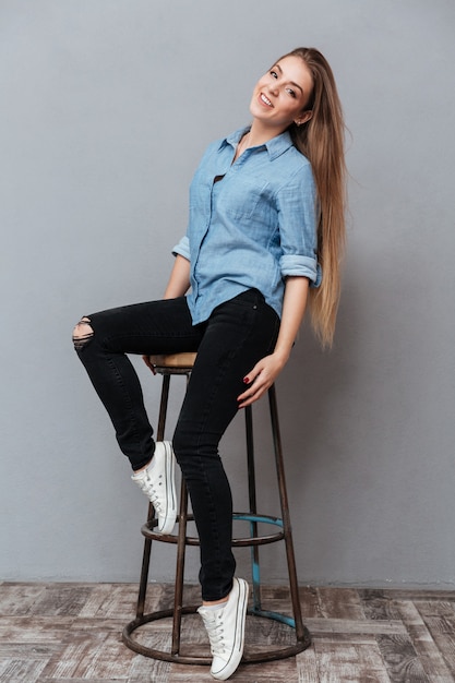 Free photo woman in shirt sitting on chair