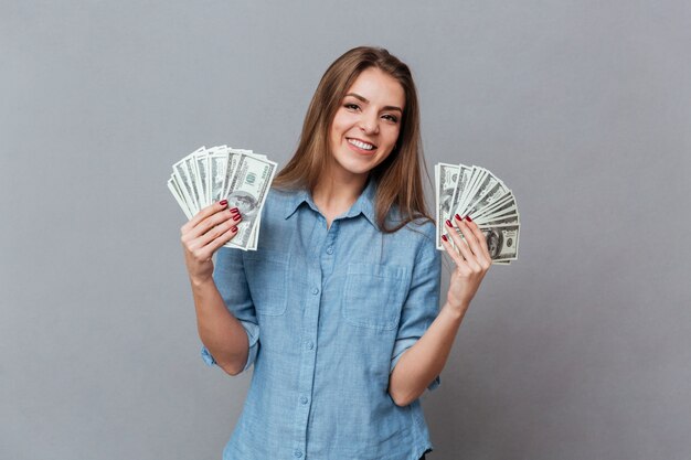 Женщина в рубашке с деньгами в руках