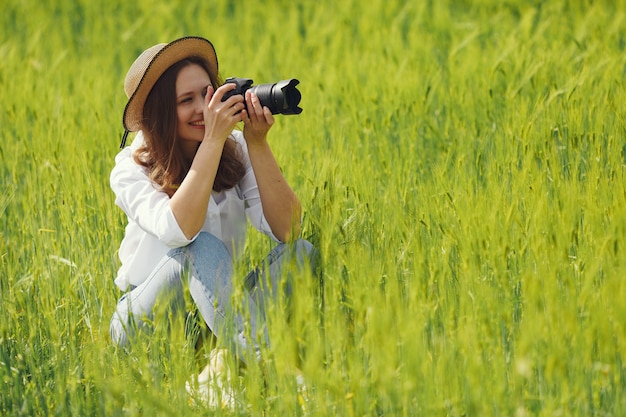 夏の畑で撮影する女性