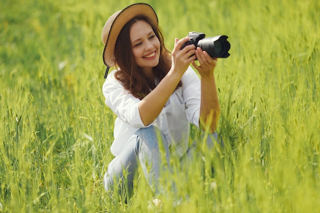 夏の畑で撮影する女性