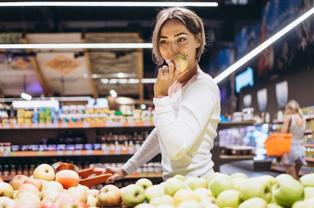 食料品店でのショッピングの女性