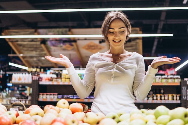 Бесплатное фото Женщина, покупки в продуктовом магазине