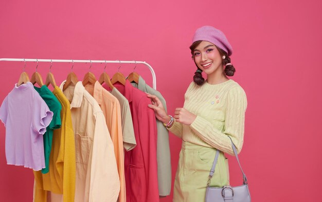 服を買う女性 美しい幸せな笑顔のアジアのティーンエイジャー 店で服を見ているショッピング