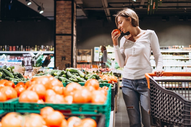 Женщина, покупки в продуктовом магазине