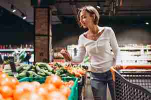 Free photo woman shopping at the grocery store