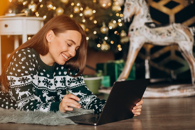 クリスマスセールでオンラインショッピング女性