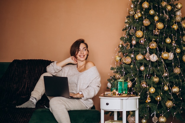 Donna che compera online sulle vendite di natale