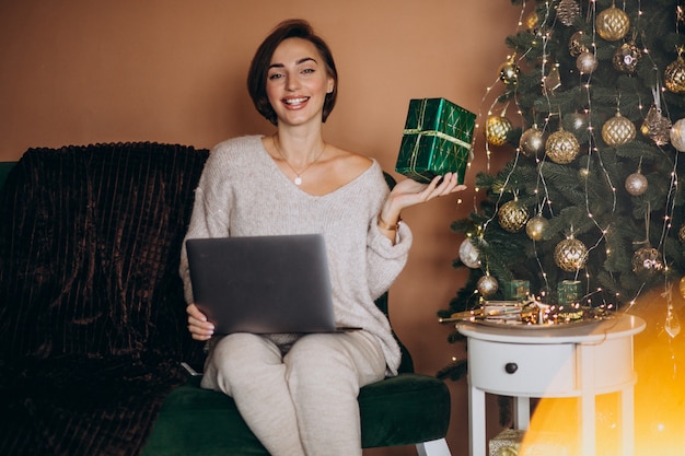 クリスマスセールでオンラインショッピング女性