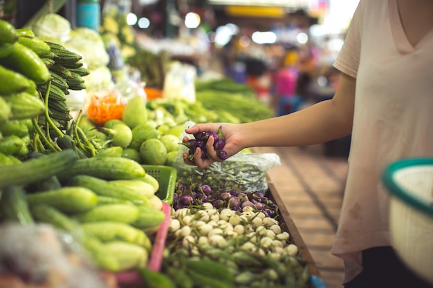 女性の有機野菜や果物をショッピング