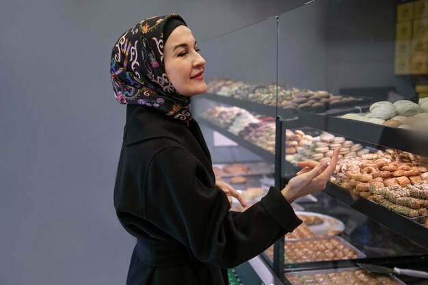 Foto gratuita acquisto della donna per la vista laterale del ramadan