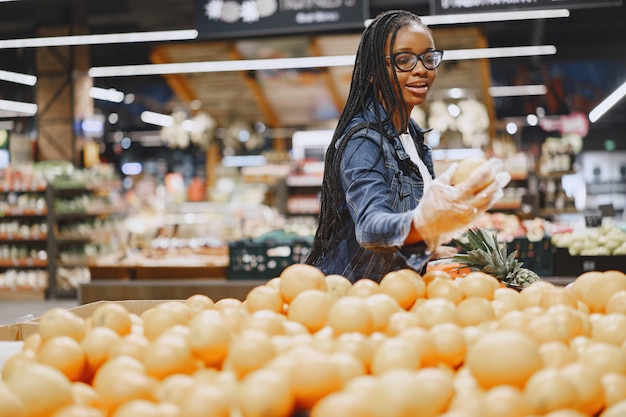 Free photo woman shopping vegetables at the supermarket