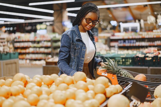 スーパーで野菜を買い物に女性