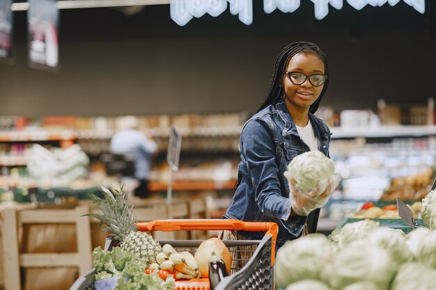 スーパーで野菜を買い物に女性