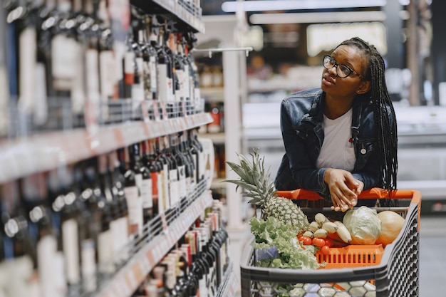 슈퍼마켓에서 야채를 쇼핑하는 여자