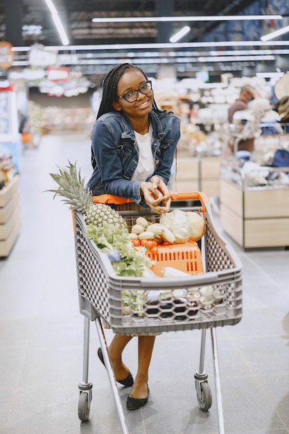 スーパーで野菜を買い物に女性