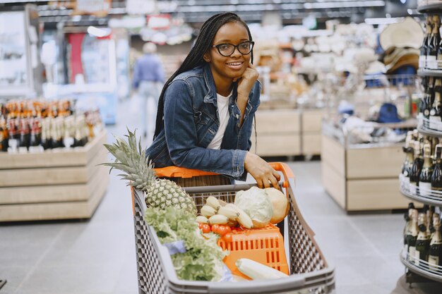 スーパーで野菜を買い物に女性