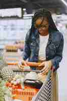 Free photo woman shopping vegetables at the supermarket