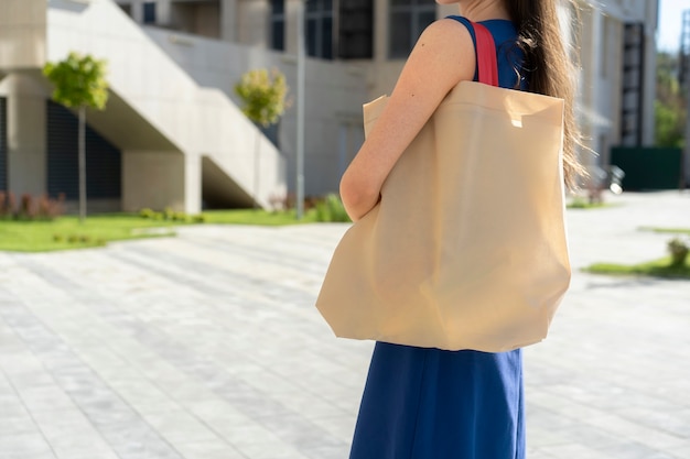 Женщина делает покупки с тканевой сумкой