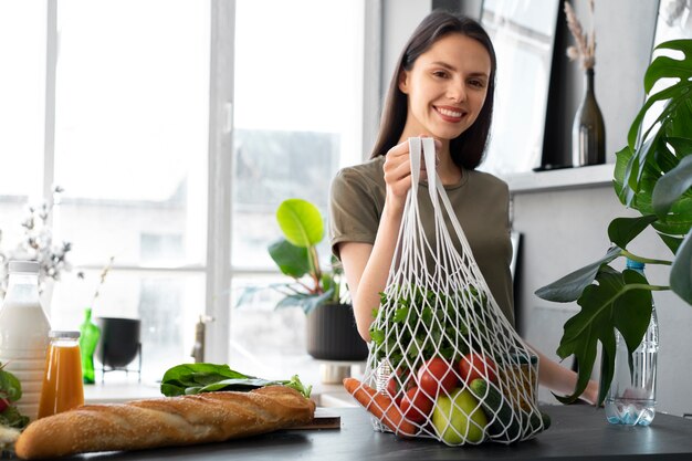 生地のトートバッグで買い物をする女性