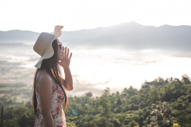 山で叫ぶ女性