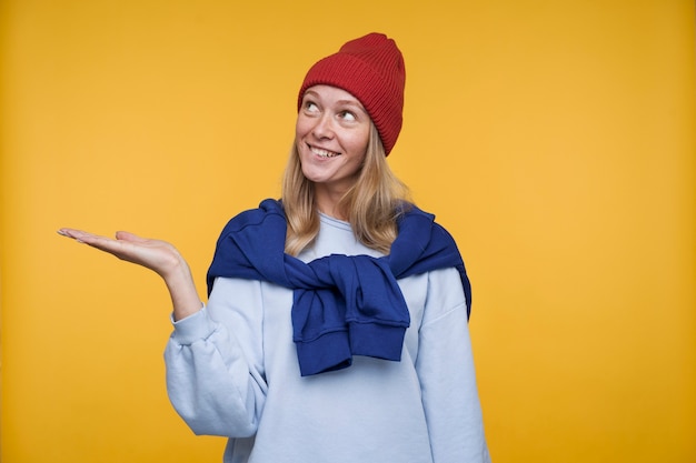 Foto gratuita donna che mostra qualcosa sulla sua mano